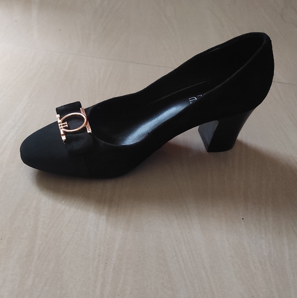 Black imported Block Heel - Picture 5 of 10